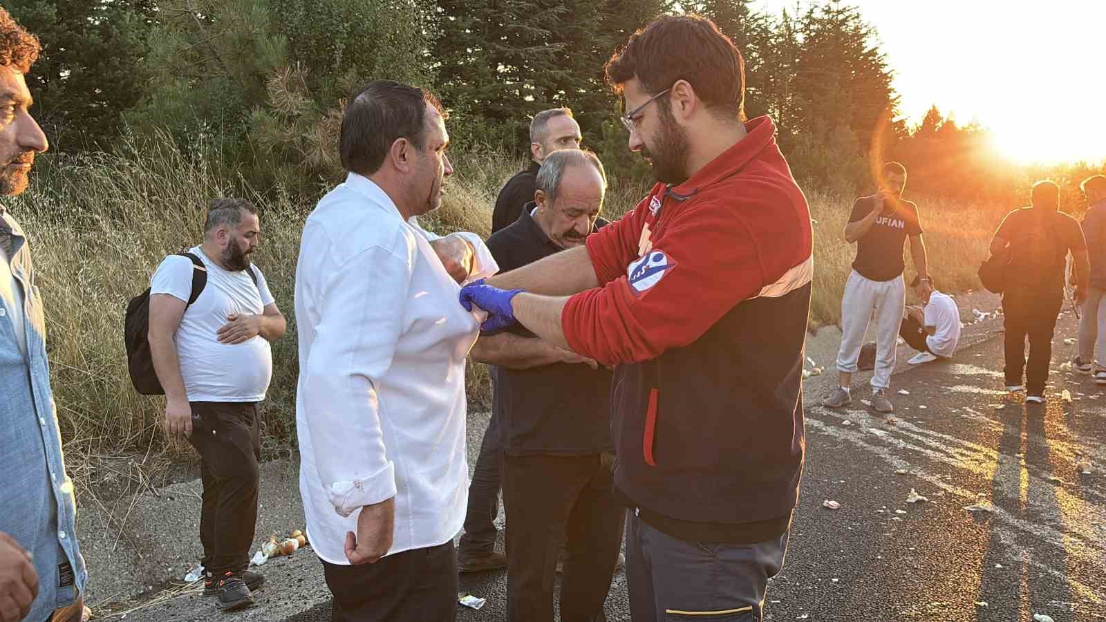 temde-yolcu-otobusu-ile-sogan-yuklu-kamyon-carpisti-1-olu-10-yarali