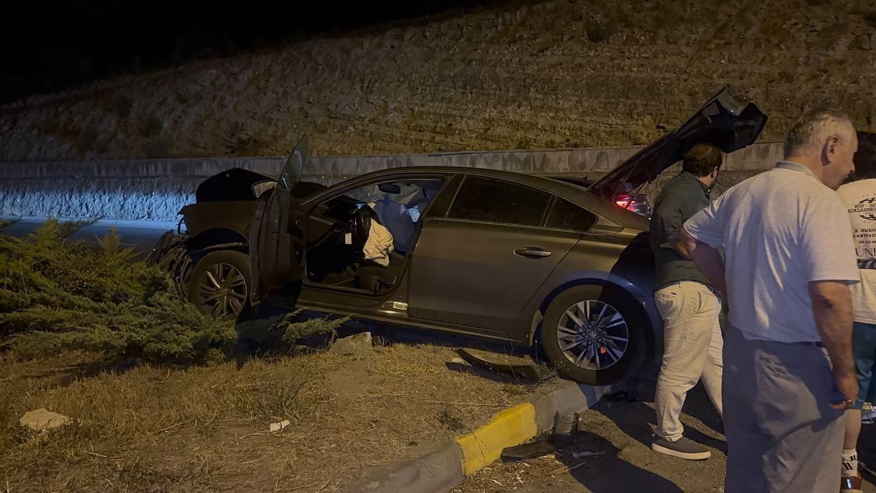 ters-yola-giren-otomobil-karsi-yonden-gelen-baska-araca-carpti-1-yarali