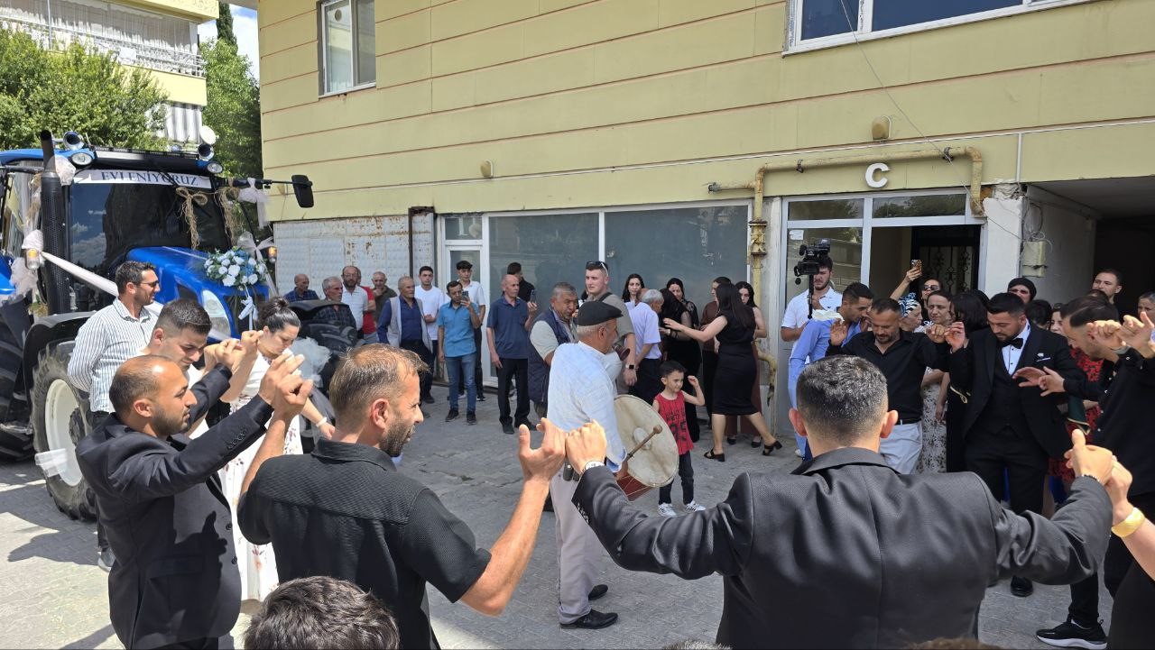 traktor-gelin-arabasi-oldu-gelin-direksiyona-gecti