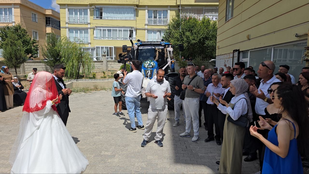 traktor-gelin-arabasi-oldu-gelin-direksiyona-gecti