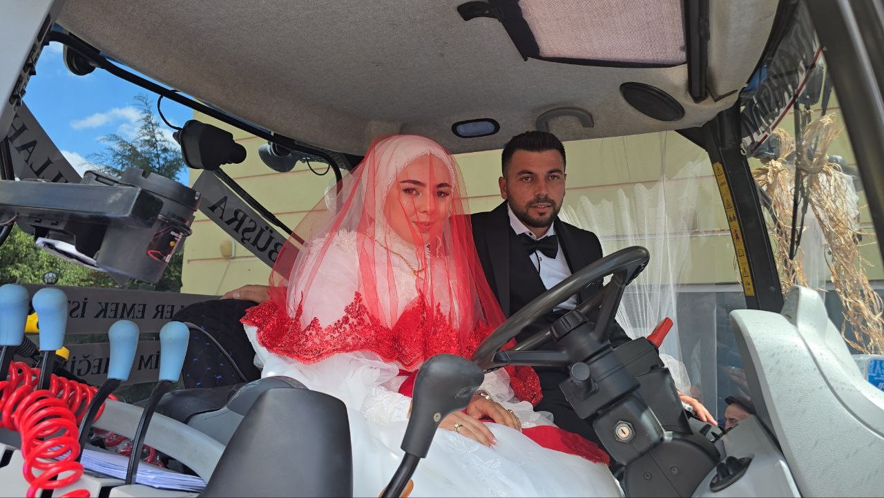 traktor-gelin-arabasi-oldu-gelin-direksiyona-gecti