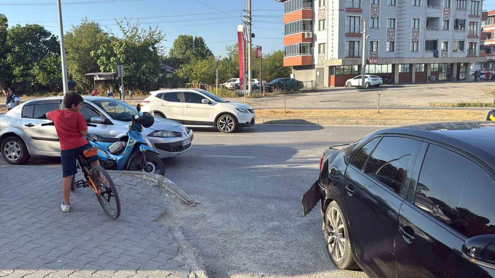 yayaya-yol-vermek-istedi-3-arac-birbirine-girdi