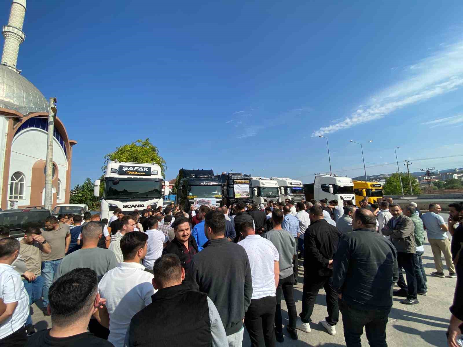 16-yil-hapis-alan-tir-soforunun-arkadaslarindan-tir-konvoyu