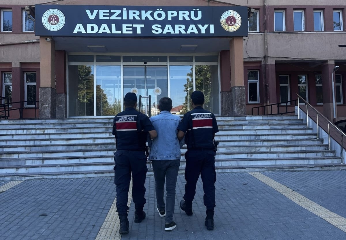 3-yildir-aranan-sahis-evinde-saklandigi-bazanin-yaninda-yakalandi-o-anlar-kamerada