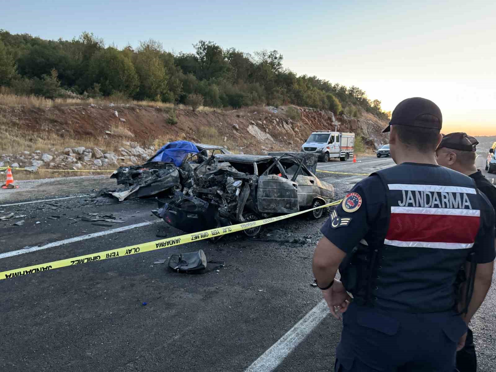 alev-topuna-donen-otomobillerden-geriye-demir-yiginlari-kaldi