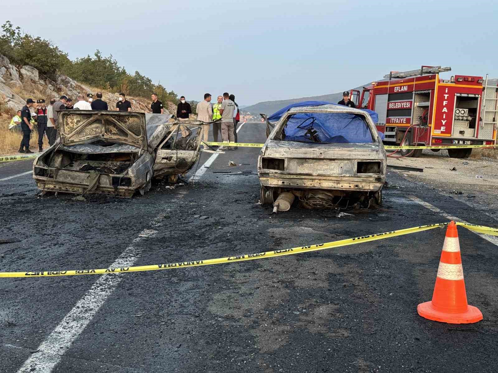 alev-topuna-donen-otomobillerden-geriye-demir-yiginlari-kaldi