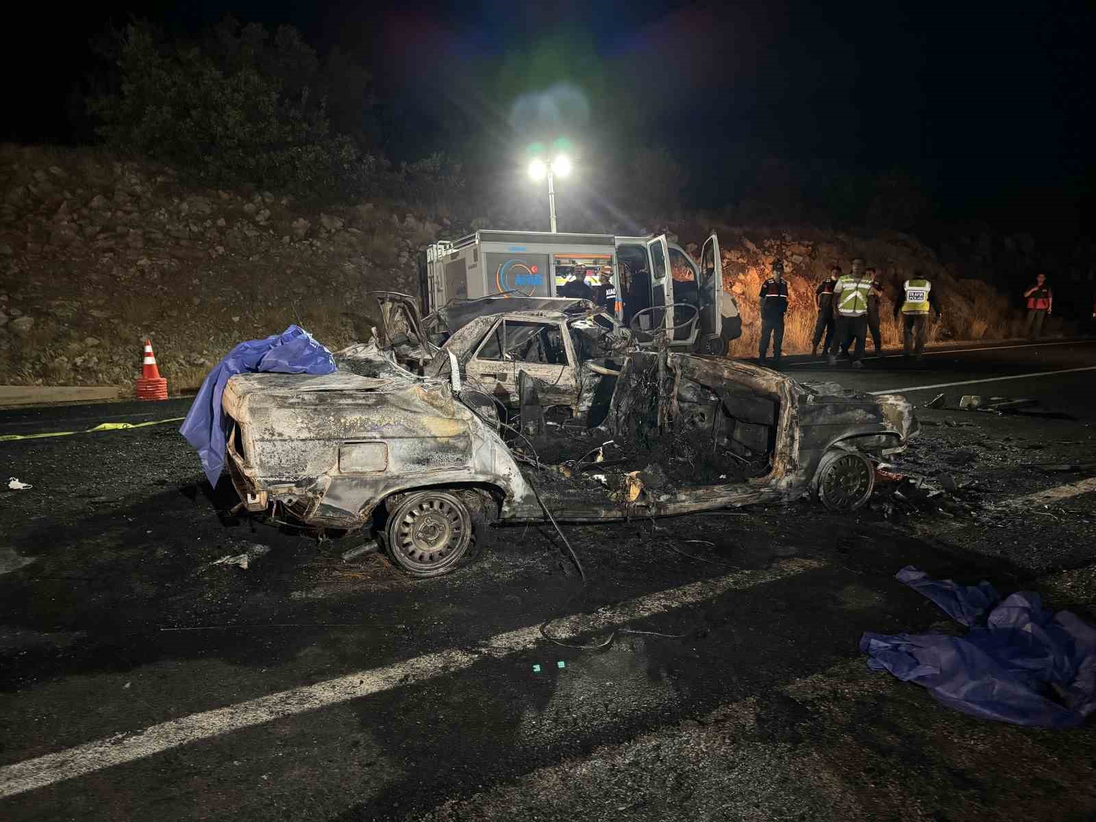 alev-topuna-donen-otomobillerden-geriye-demir-yiginlari-kaldi