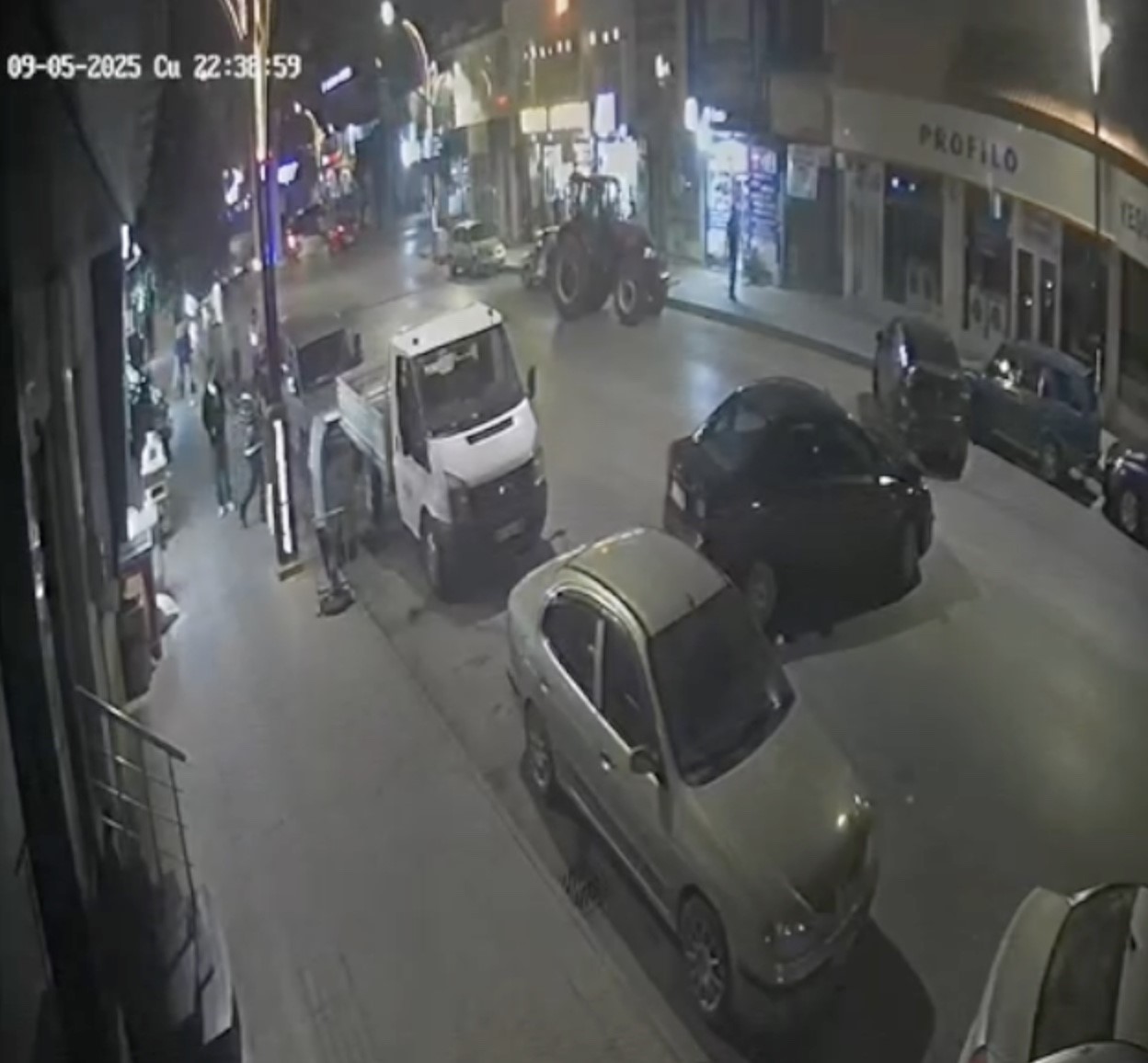 alkollu-traktor-surucusu-3-araca-carparak-durabildi-o-anlar-kamerada