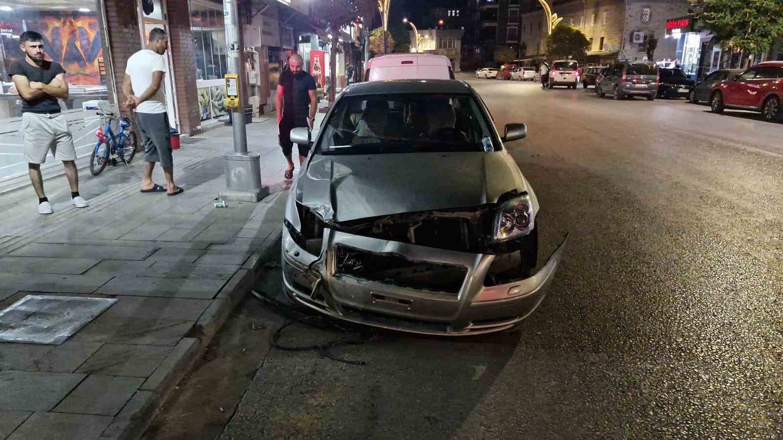 alkollu-traktor-surucusu-3-araca-carparak-durabildi-o-anlar-kamerada