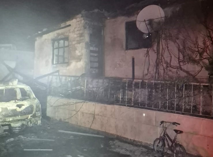 amasyada-evin-garajinda-cikan-yanginda-otomobil-ve-traktor-kullanilmaz-hale-geldi