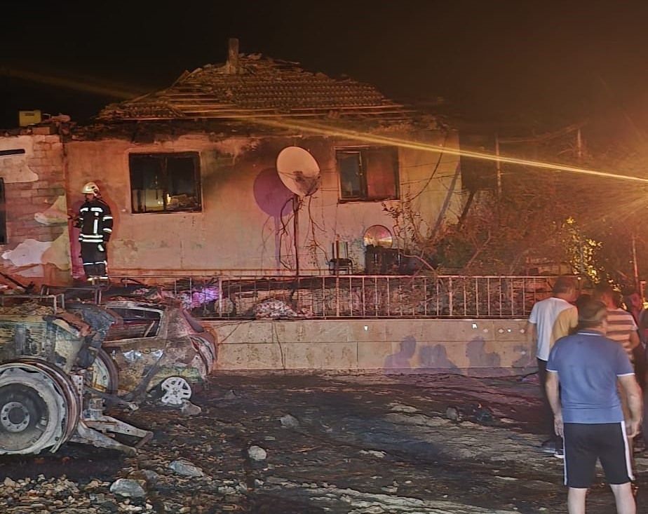 amasyada-evin-garajinda-cikan-yanginda-otomobil-ve-traktor-kullanilmaz-hale-geldi