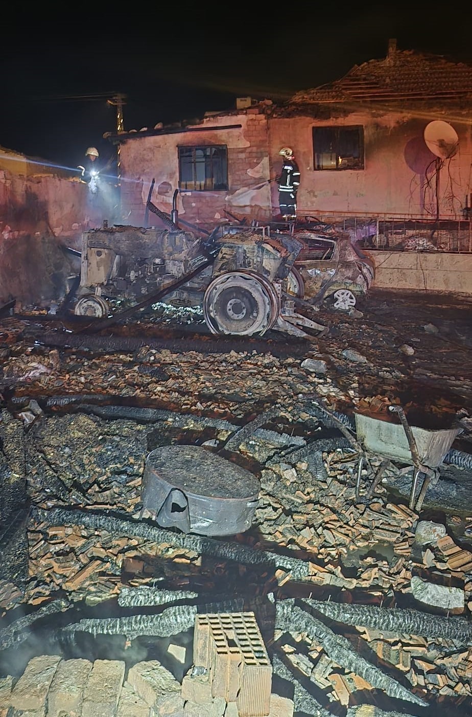 amasyada-evin-garajinda-cikan-yanginda-otomobil-ve-traktor-kullanilmaz-hale-geldi