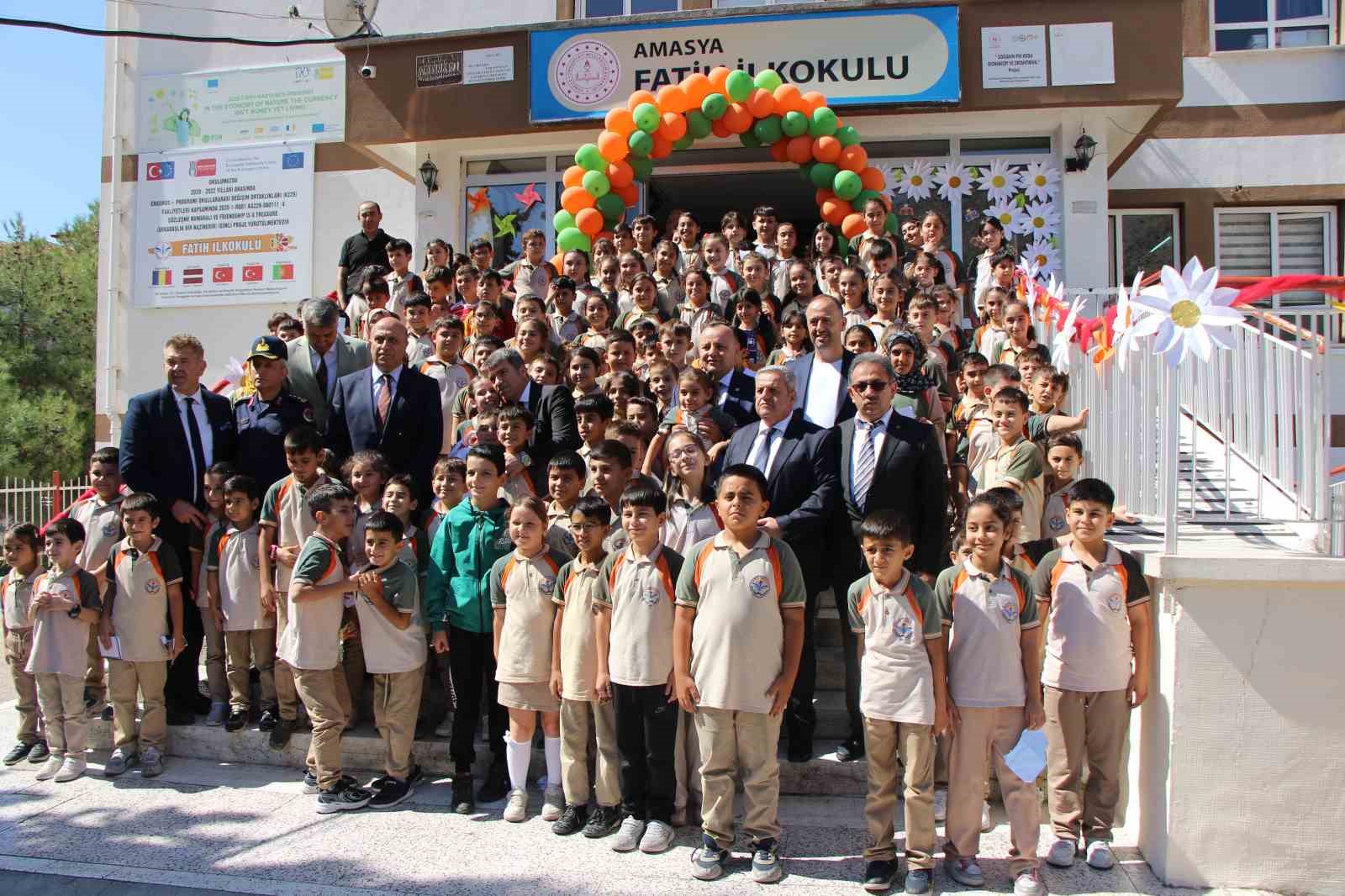 amasyada-ogrencilere-kotu-ornek-olan-toren-krizi-baskan-elestirdi-vali-cevap-verdi