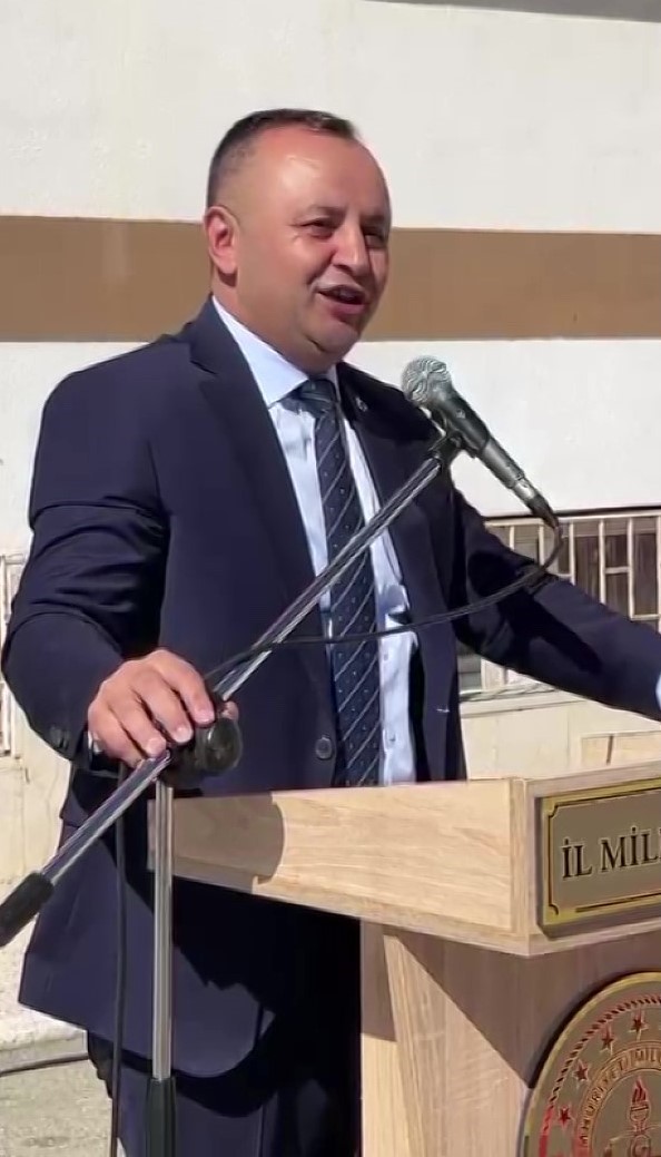 amasyada-ogrencilere-kotu-ornek-olan-toren-krizi-baskan-elestirdi-vali-cevap-verdi