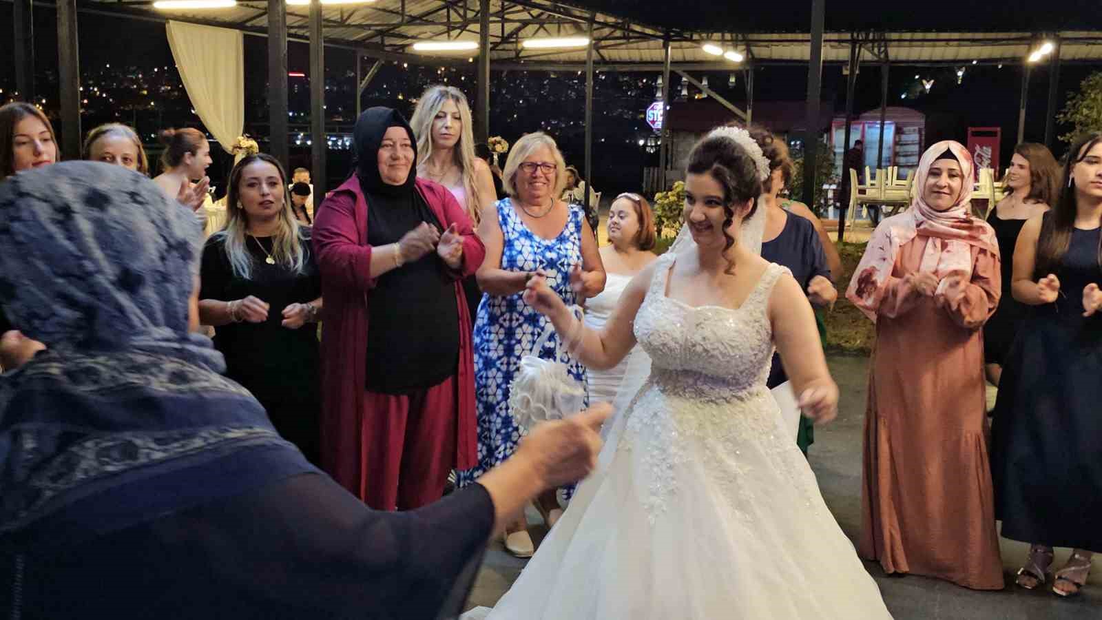 anne-ozel-gereksinimli-kizinin-gelinlik-giyme-hayalini-gerceklestirdi