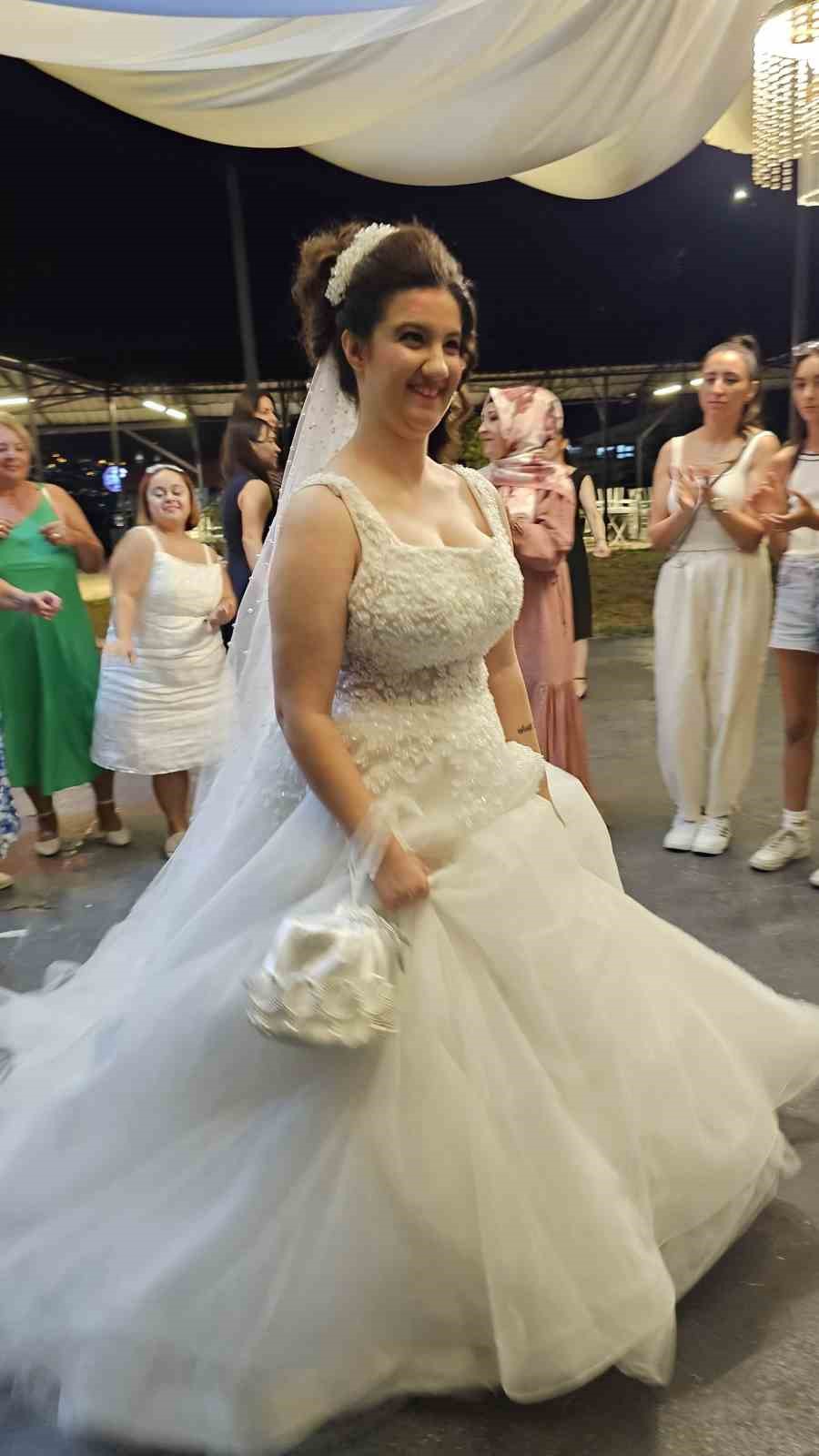anne-ozel-gereksinimli-kizinin-gelinlik-giyme-hayalini-gerceklestirdi