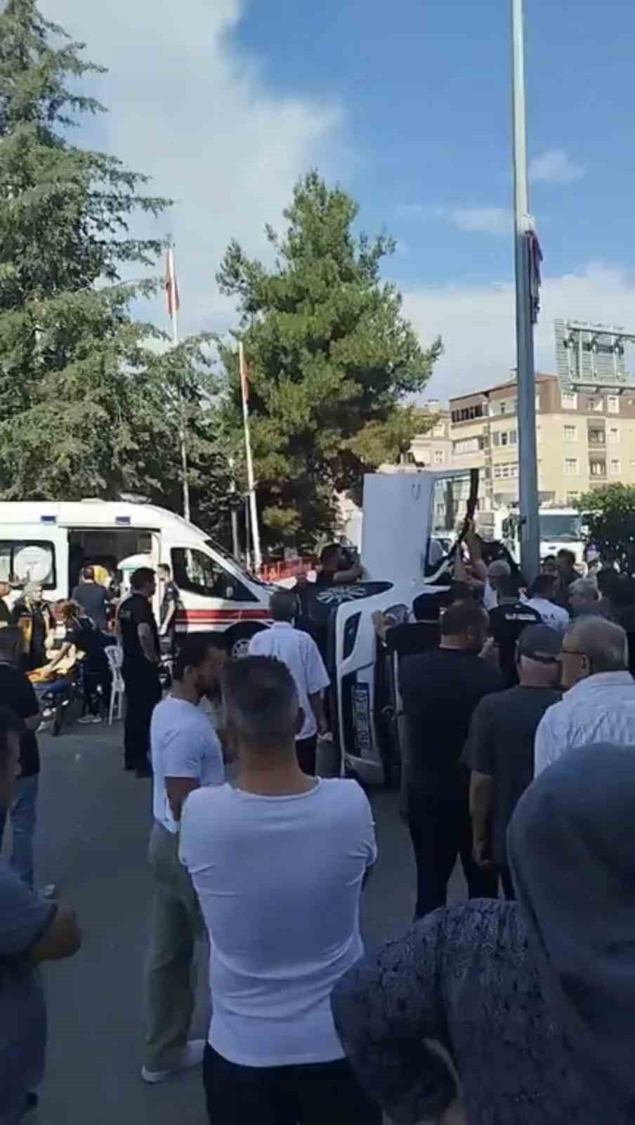 araca-giren-ari-kazaya-yol-acti-2-yarali