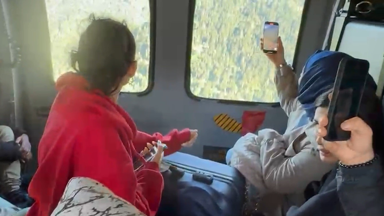 ayder-yaylasindaki-yerli-ve-yabanci-turistler-helikopterlerle-tahliye-ediliyor