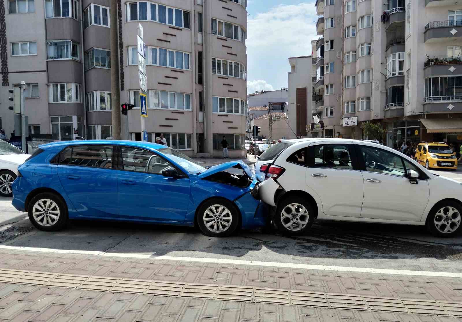 bafrada-avukat-bosanma-asamasindaki-esinin-aracina-carpti-kadin-hastaneye-kaldirildi