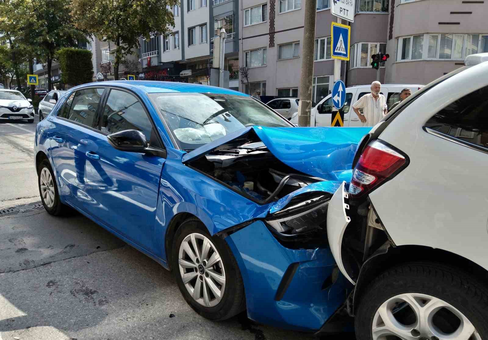 bafrada-avukat-bosanma-asamasindaki-esinin-aracina-carpti-kadin-hastaneye-kaldirildi