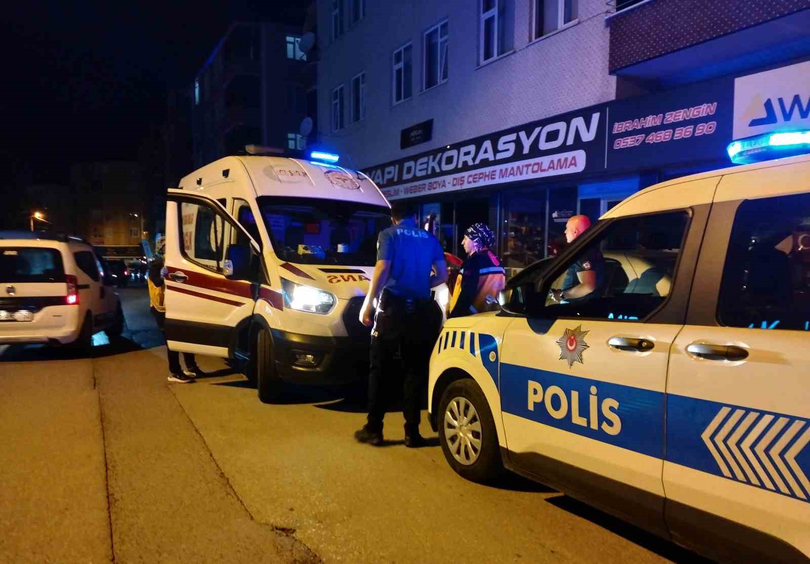 bafrada-evinin-kapisinda-bicaklanan-cocuk-yaralandi