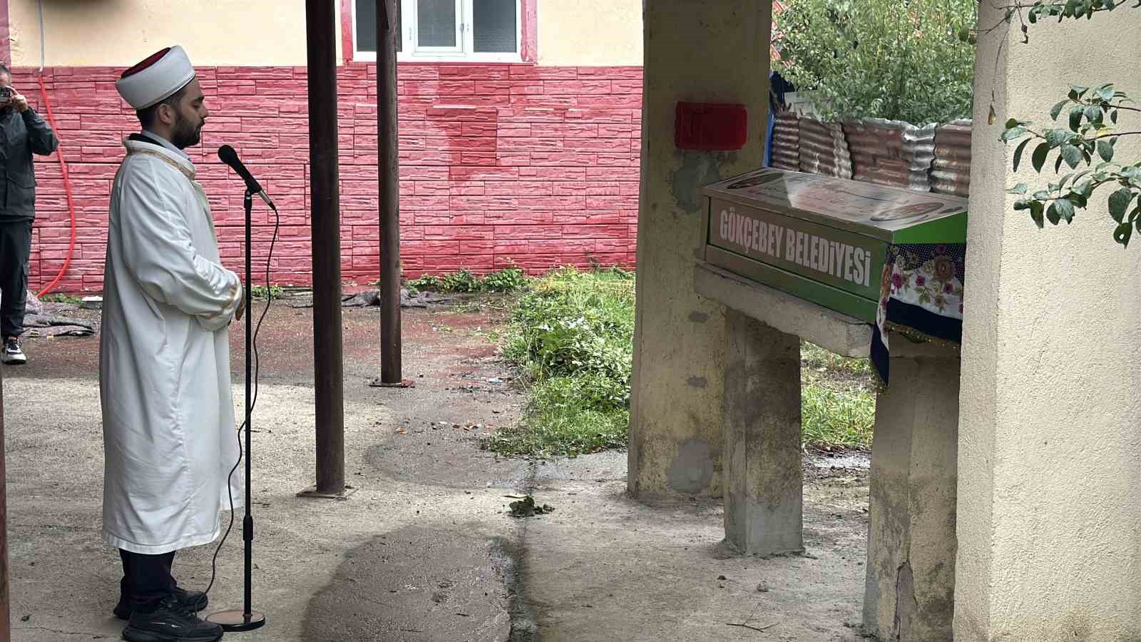 bicakli-kavgada-yasamini-yitiren-kadin-topraga-verildi