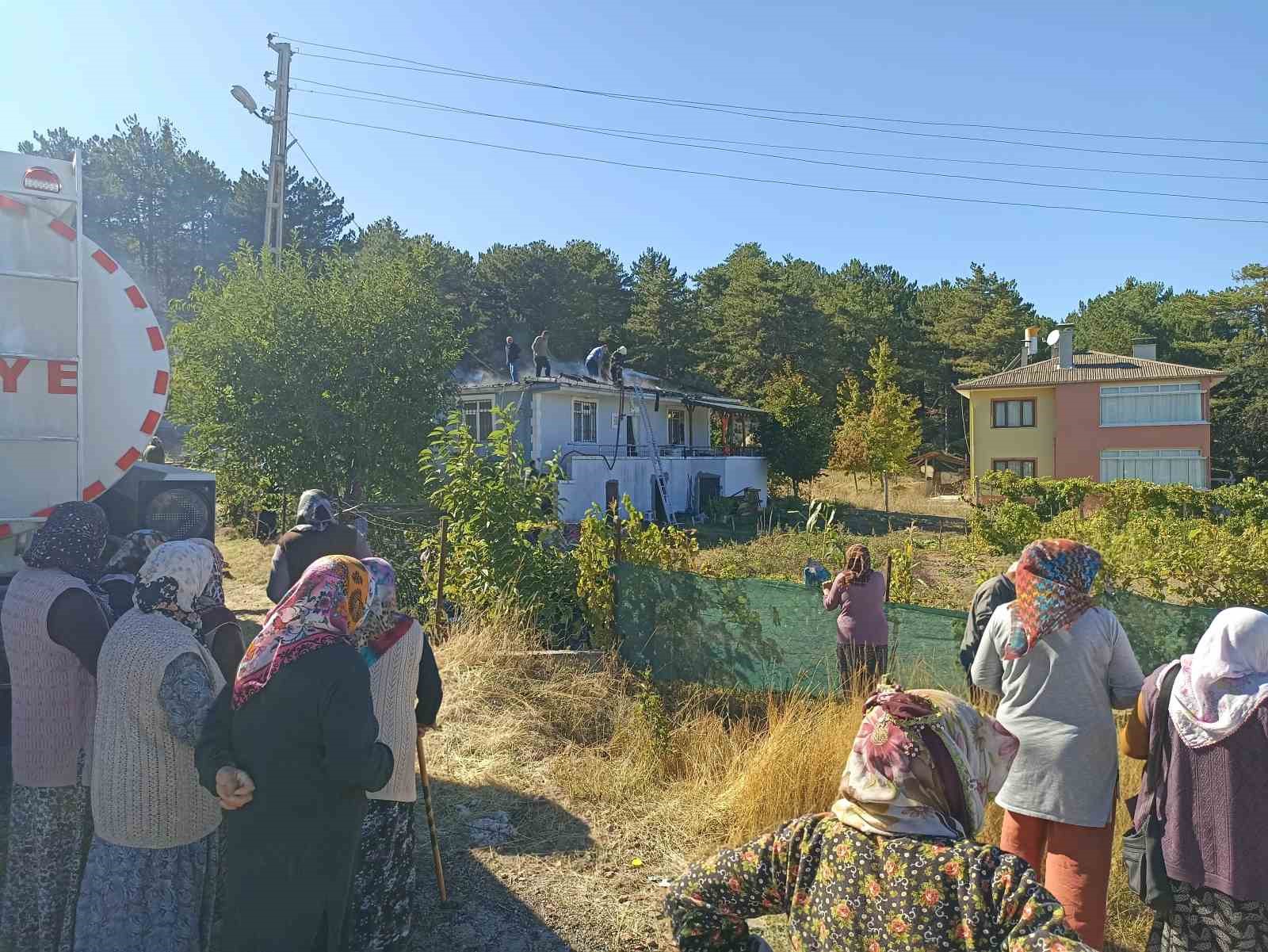 catisi-alevlere-teslim-olan-evi-kule-donmekten-ekipler-kurtardi