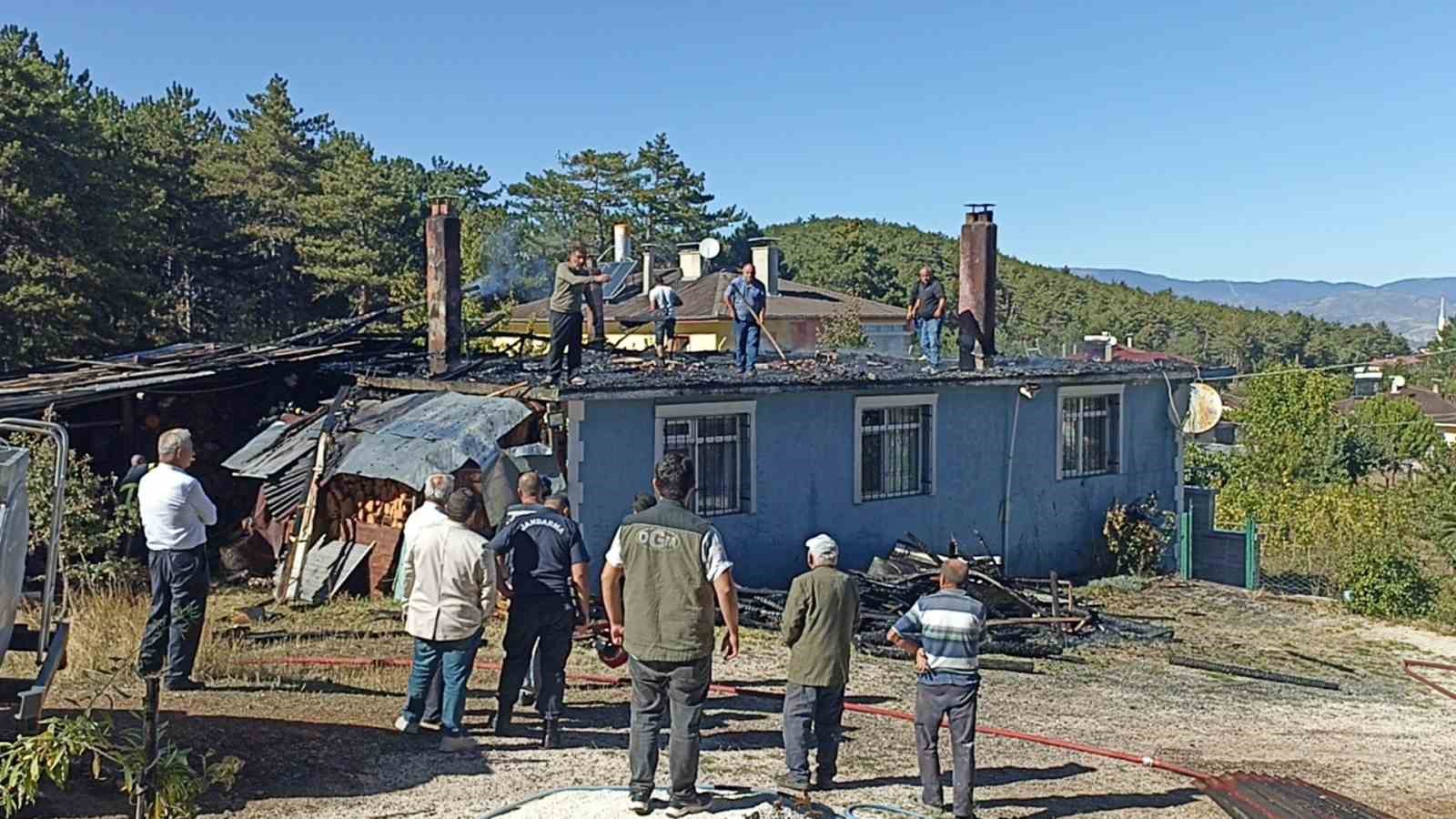 catisi-alevlere-teslim-olan-evi-kule-donmekten-ekipler-kurtardi