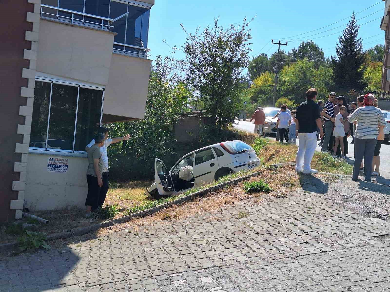caycumada-iki-otomobil-carpisinca-arac-yoldan-cikti-1-yarali