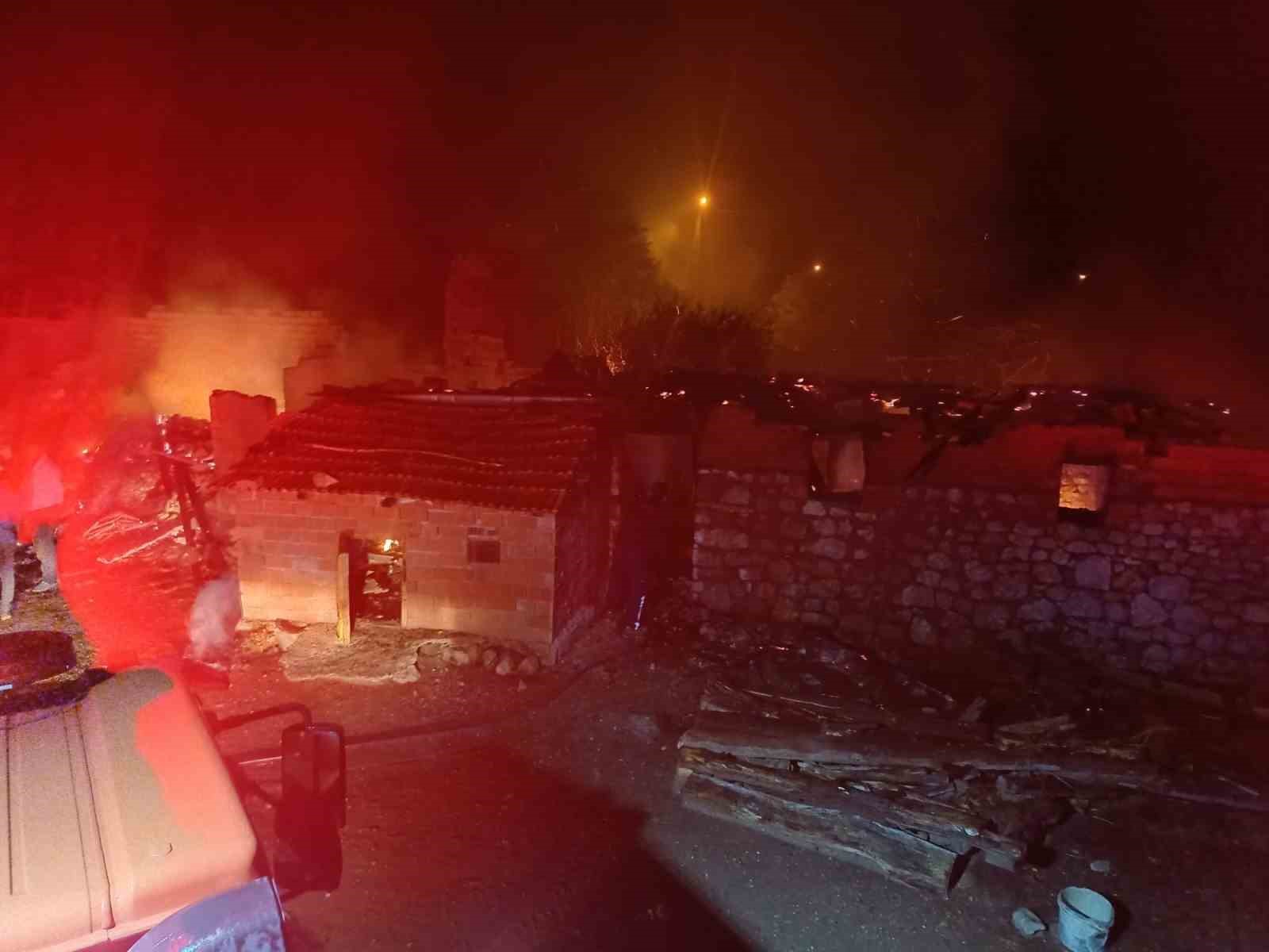 corumda-cikan-yanginda-ahir-ve-ardiye-kullanilmaz-hale-geldi