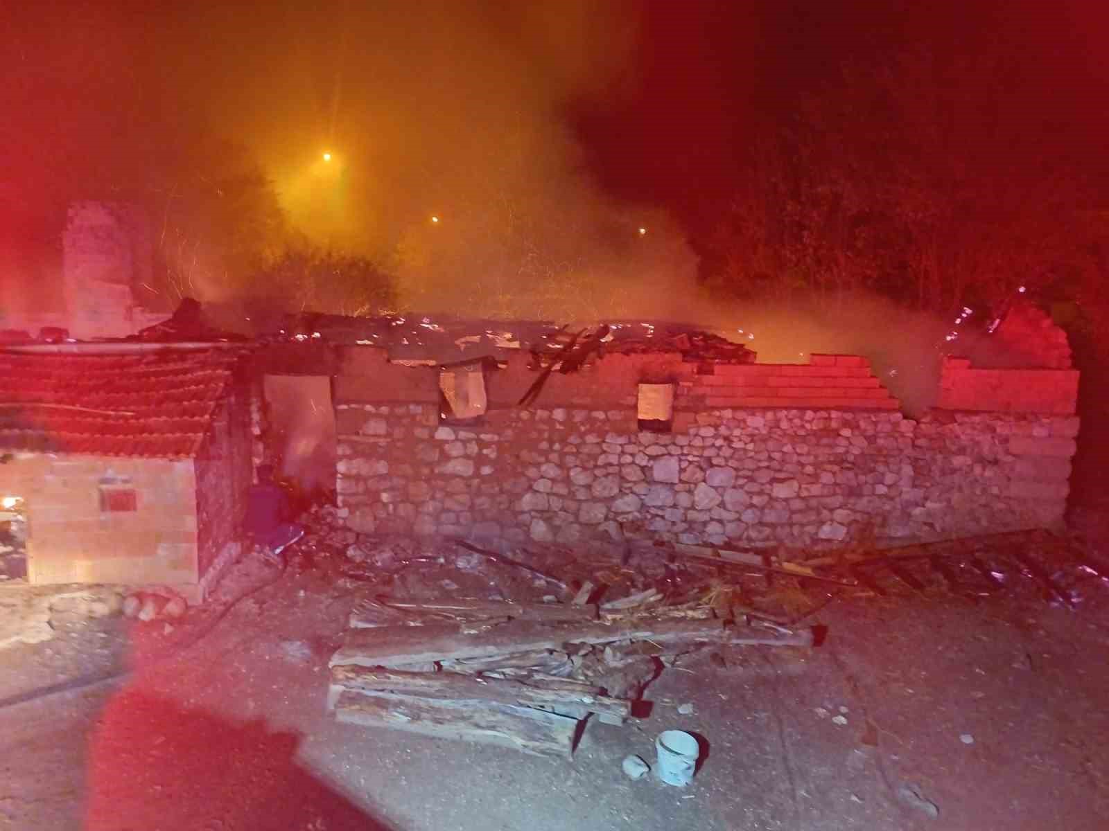 corumda-cikan-yanginda-ahir-ve-ardiye-kullanilmaz-hale-geldi