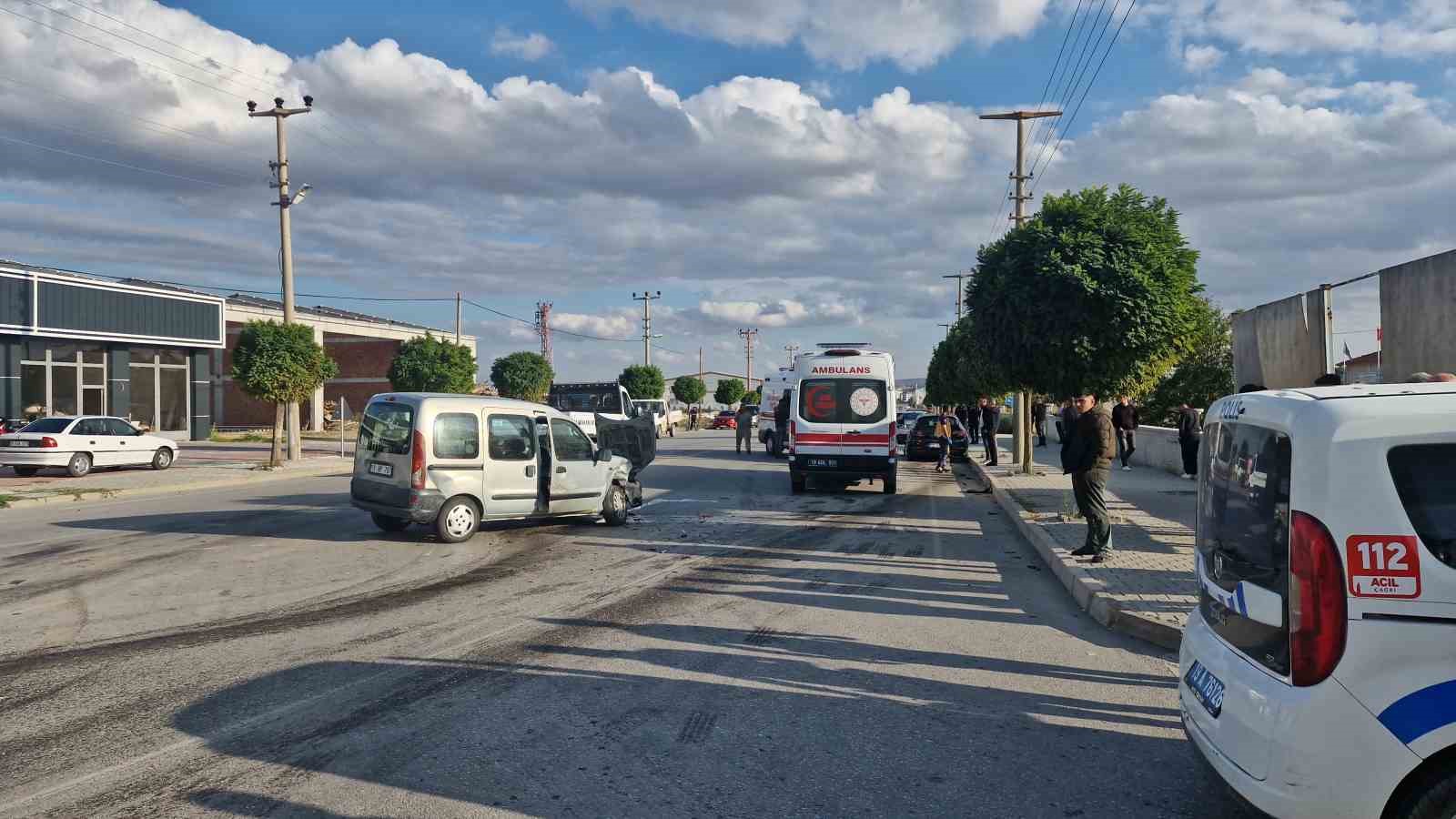 corumda-hafif-ticari-arac-ile-otomobil-carpisti-3-yarali