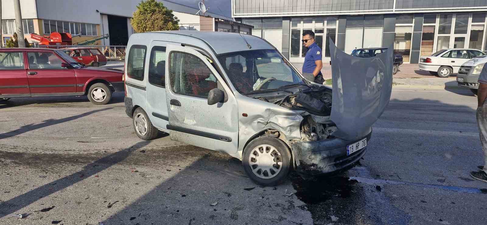 corumda-hafif-ticari-arac-ile-otomobil-carpisti-3-yarali