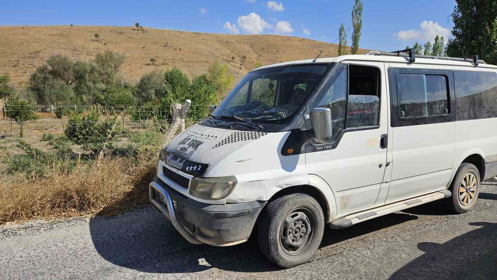 corumda-minibus-ile-otomobil-carpisti-2-yarali