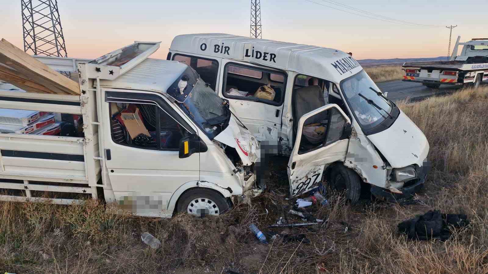 corumda-minibus-kamyonetle-carpisti-4-yarali