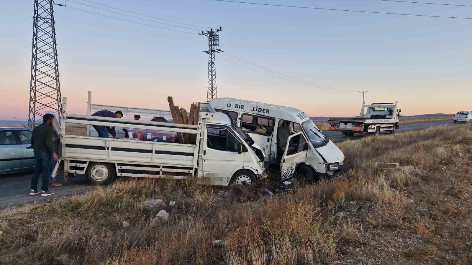 corumda-minibus-kamyonetle-carpisti-4-yarali
