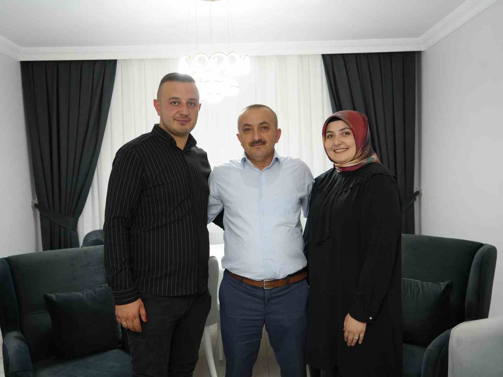 dugunde-gelin-ve-damada-ilginc-taki-buzagi-hediye-ettiler