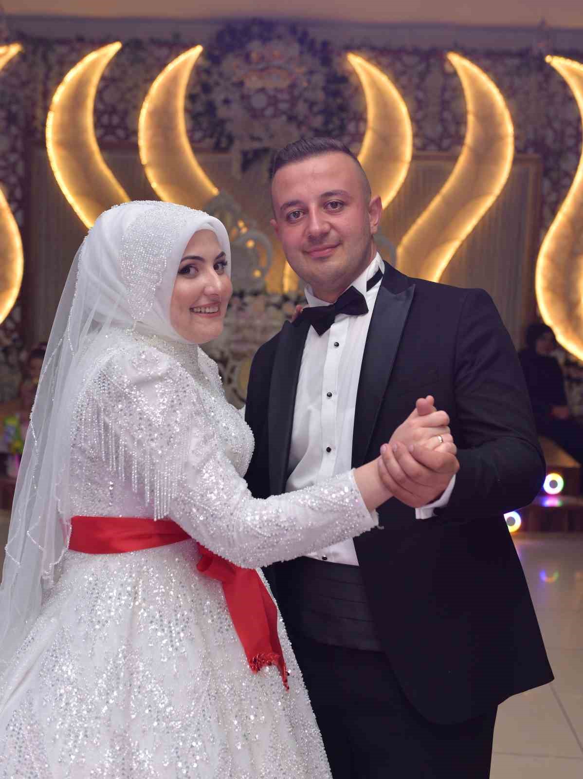 dugunde-gelin-ve-damada-ilginc-taki-buzagi-hediye-ettiler