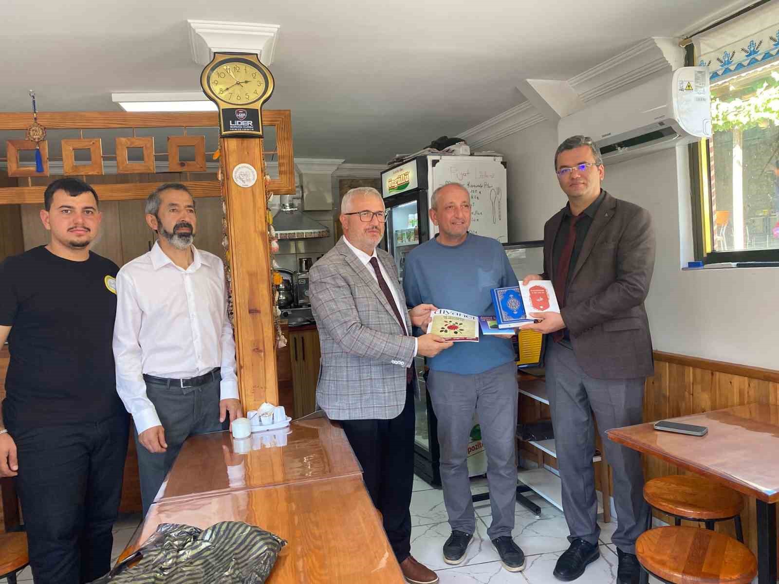esnafa-kuran-i-kerim-hediye-edildi