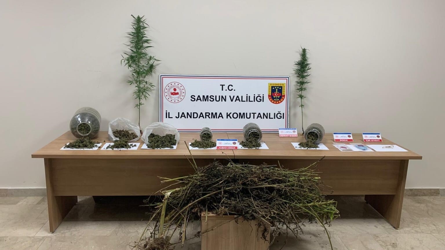 findik-bahcesindeki-bidonlardan-uyusturucu-cikti