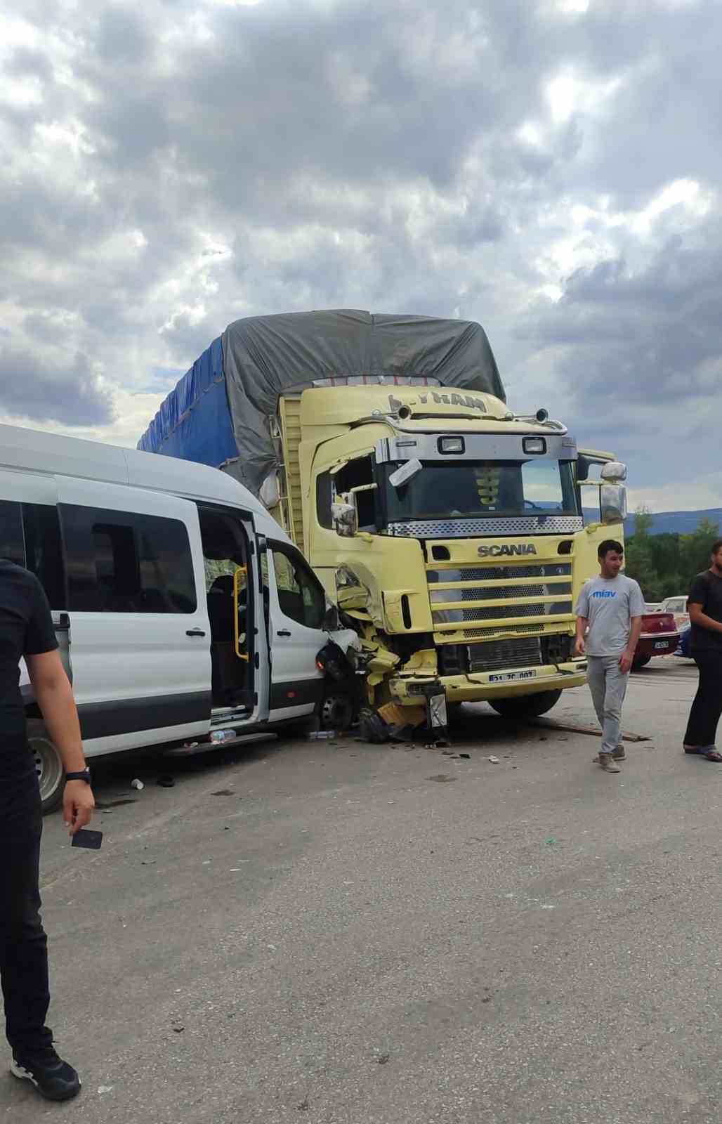 findik-iscilerini-tasiyan-minibus-ile-kamyon-carpisti-8-yarali