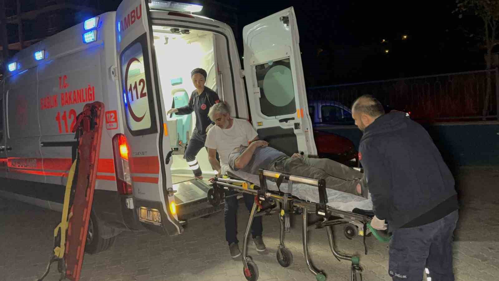 genc-kiz-catiya-cikti-kurtarmak-isteyenlerle-birlikte-mahsur-kaldi