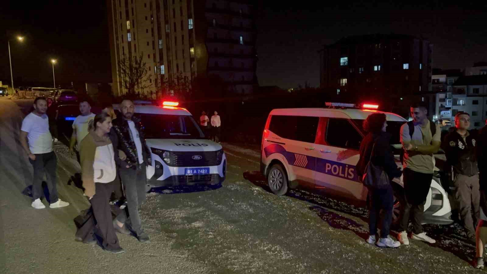 genc-kiz-catiya-cikti-kurtarmak-isteyenlerle-birlikte-mahsur-kaldi