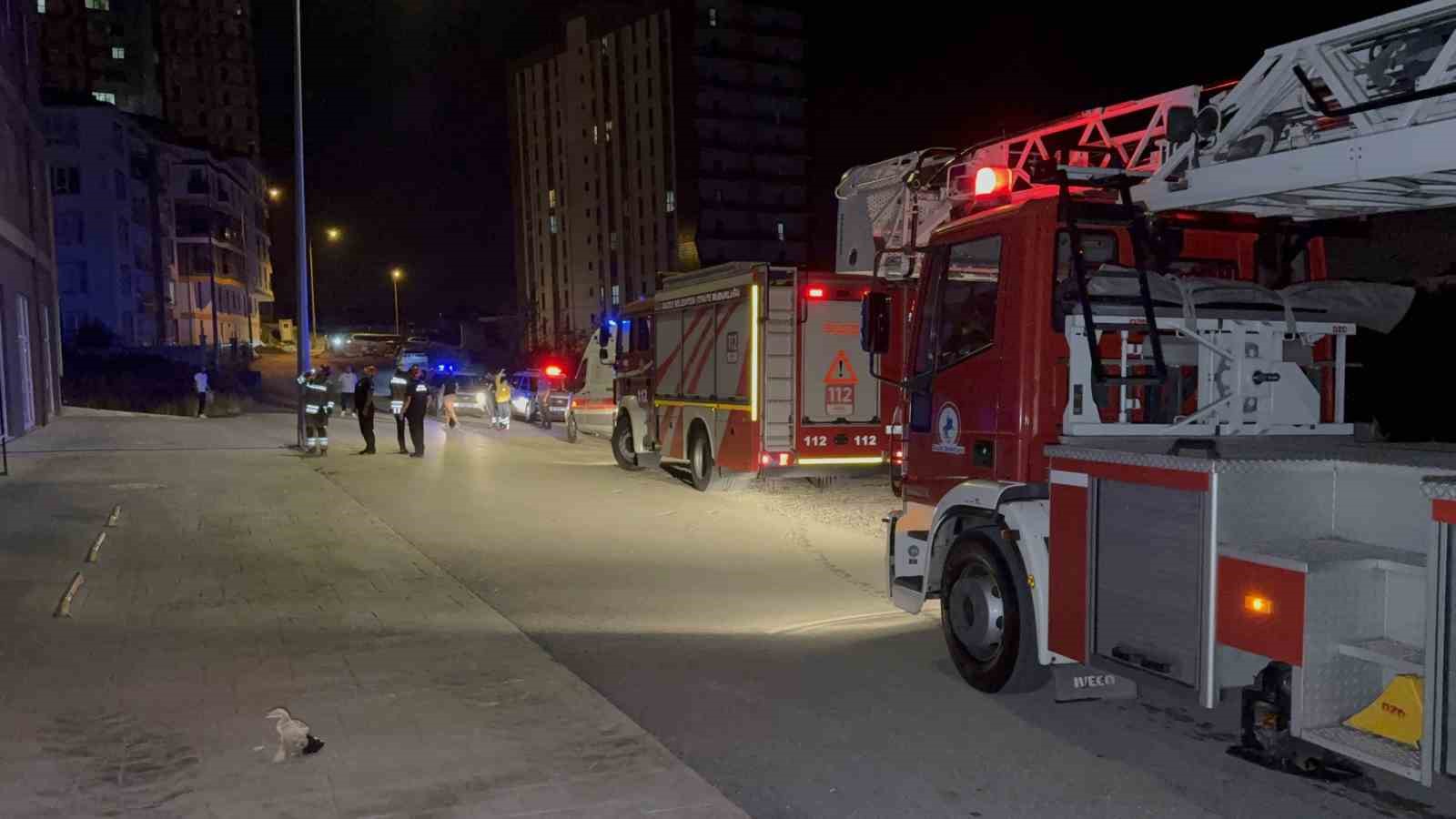 genc-kiz-catiya-cikti-kurtarmak-isteyenlerle-birlikte-mahsur-kaldi