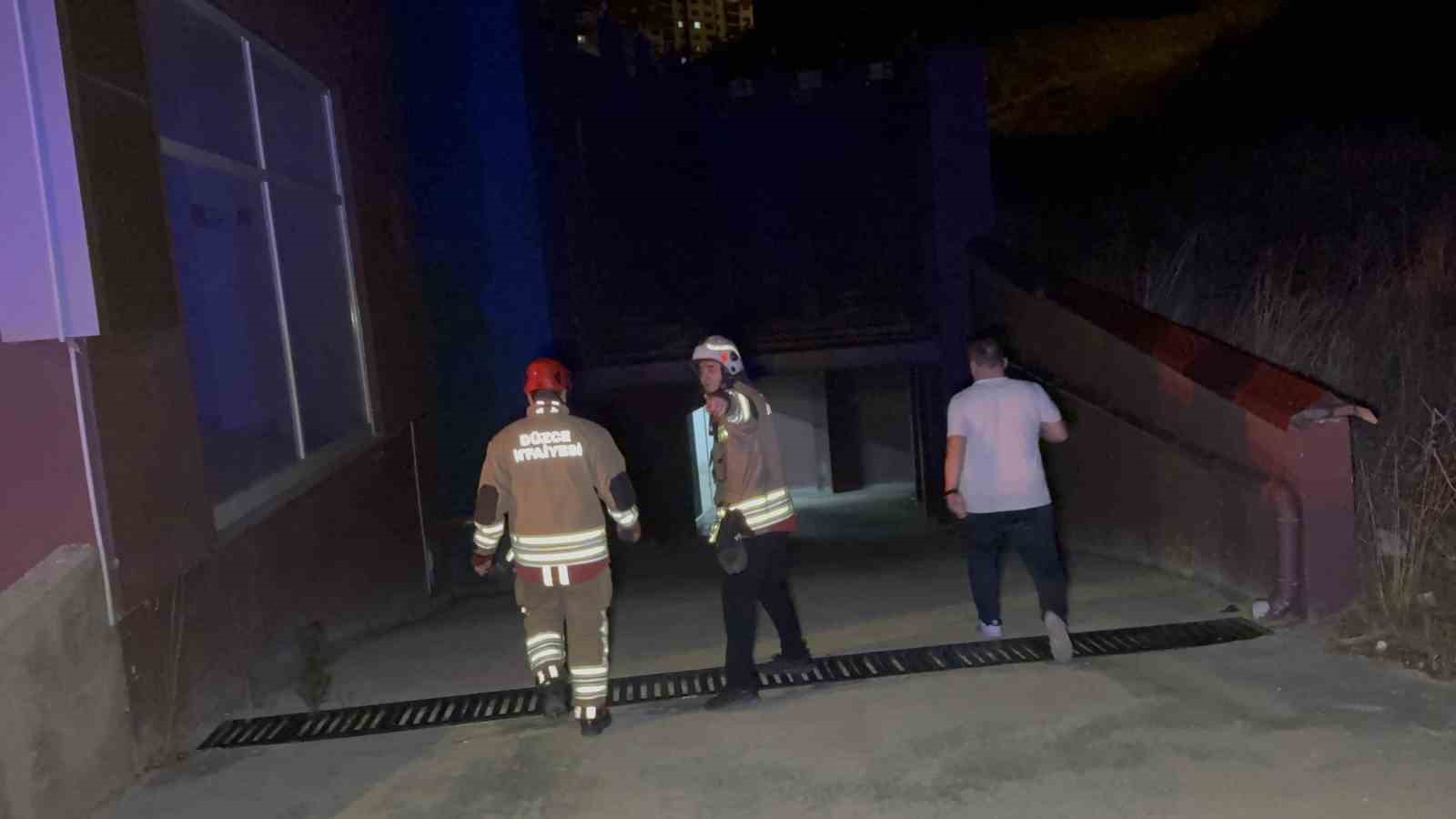genc-kiz-catiya-cikti-kurtarmak-isteyenlerle-birlikte-mahsur-kaldi