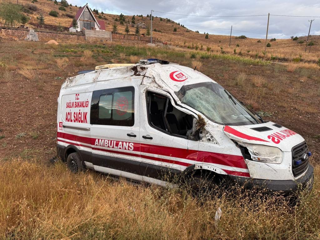 gumushanede-ambulans-takla-atti-3-saglik-personeli-yaralandi