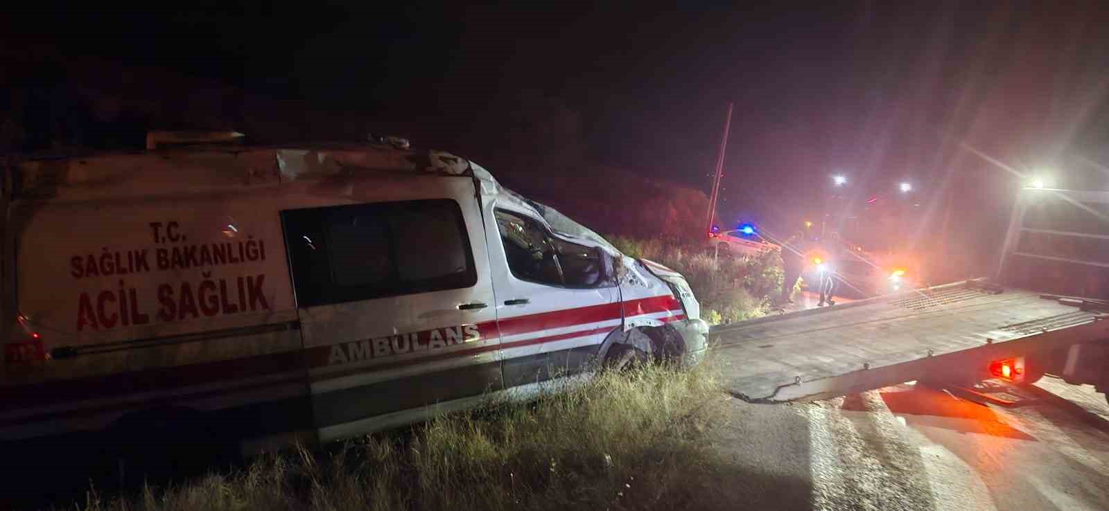 gumushanede-ambulans-takla-atti-3-saglik-personeli-yaralandi