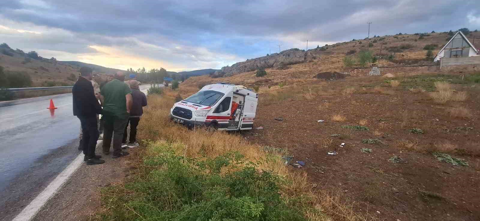 gumushanede-ambulans-takla-atti-3-saglik-personeli-yaralandi