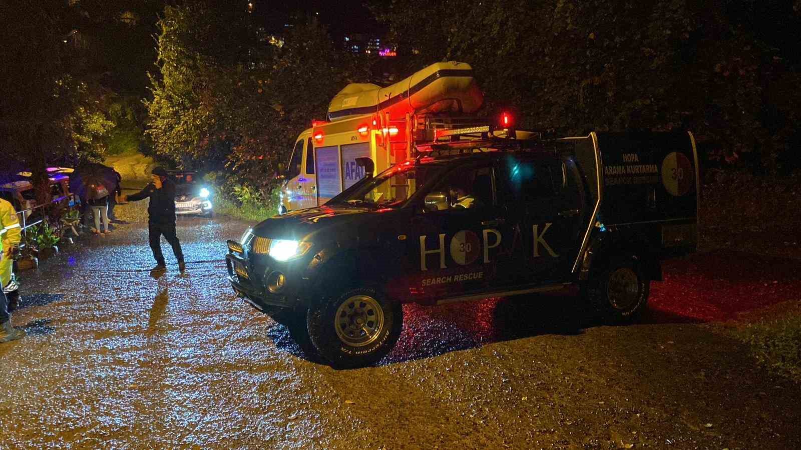 hopada-istinat-duvari-coktu-3-katli-ev-tahliye-edildi