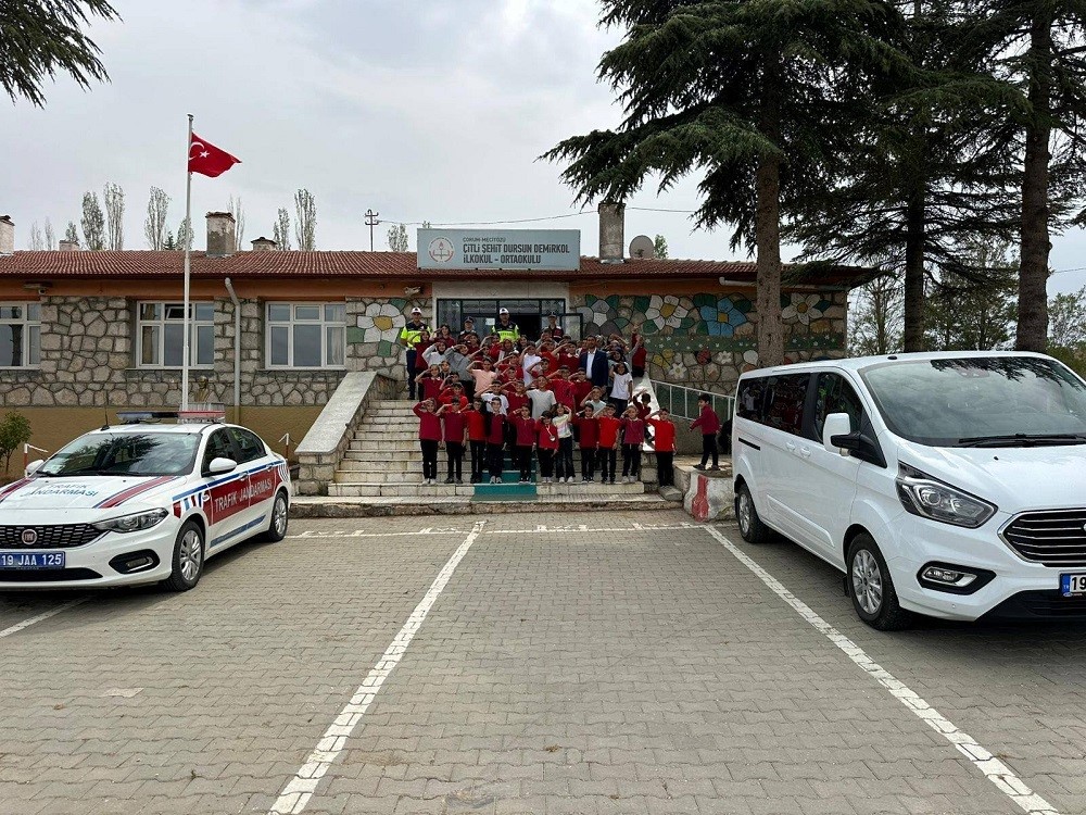 jandarma-ekipleri-tarafindan-okul-cevrelerinde-siki-denetim